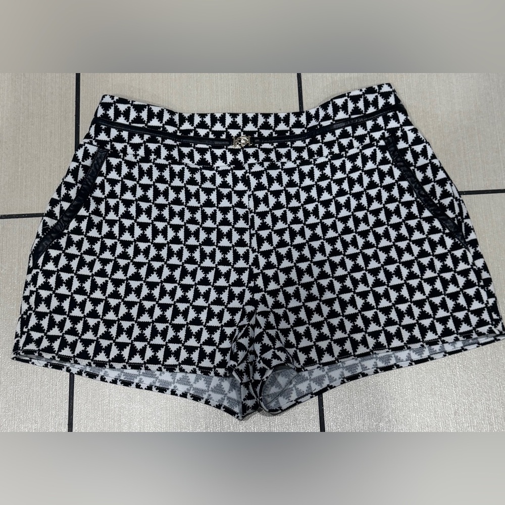 Bebe Black and White Patterned Women's Shorts- large